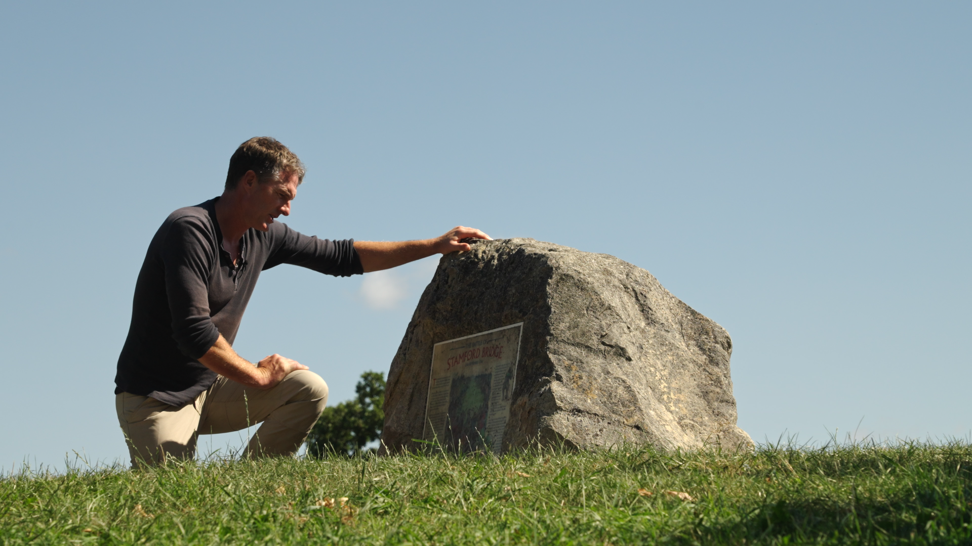 StamfordBridge_Dan Snow with battle memorial (1)