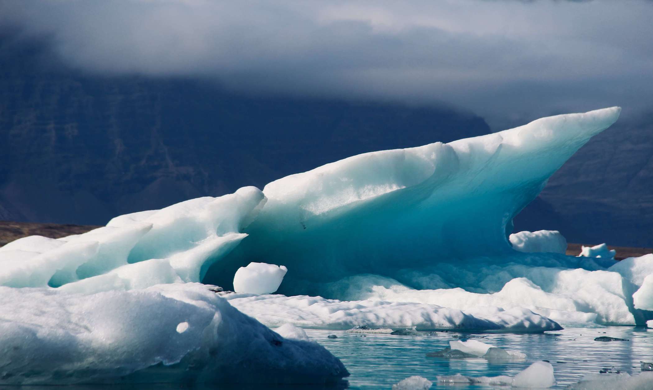 Larghe_iceberg_frozen_ocean
